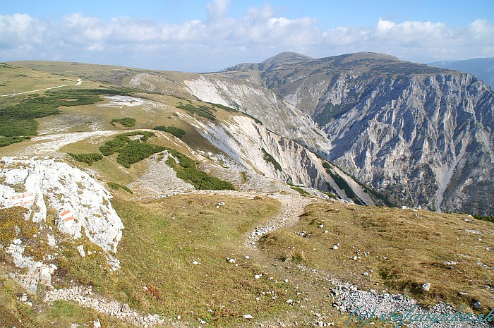 Pohľad od Schneealpenhausu smerom k Lurgbauerhutte a Amaissbichl