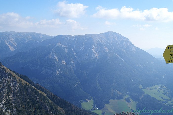 Pri Schneealpenhaus. Pohľad na Rax - najvyšší kopec je Heukuppe