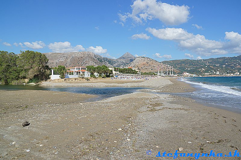 Amoudara. Potôčik vpravo od Dessole Dolphion Bay (Gazanos)