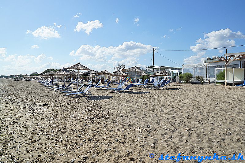 Amoudara. Pred Havana Beach Bar (tu je mestská pláž)