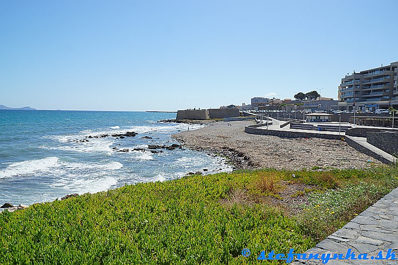 Heraklion. Hradby. Za nimi vykúka mólo Koules. Vľavo časť ostrova Dia