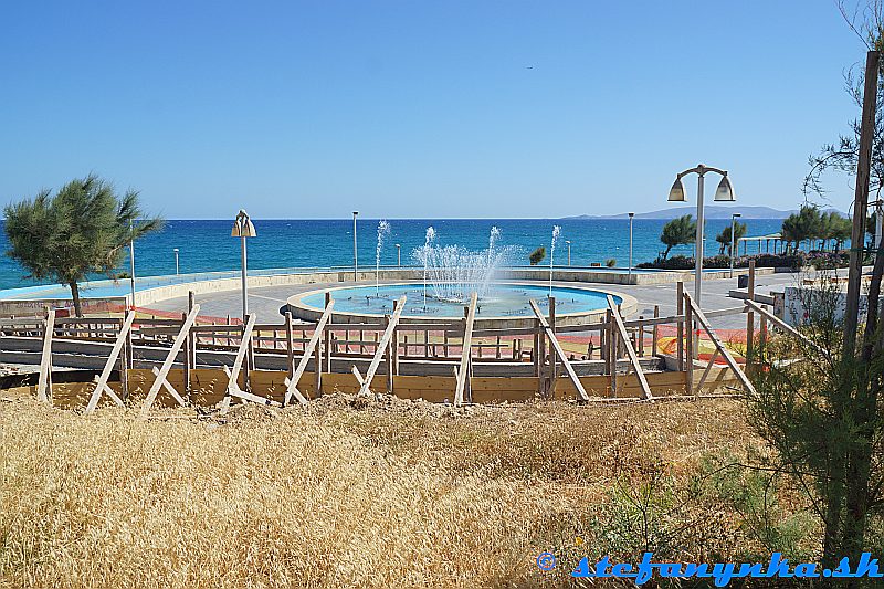 Heraklion. Od mostíka pri štadióne som išiel súvislým parčíkom. Tu mi zapli aj fontánu