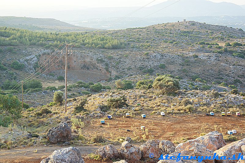 Voulismeno Aloni (za stĺpom)