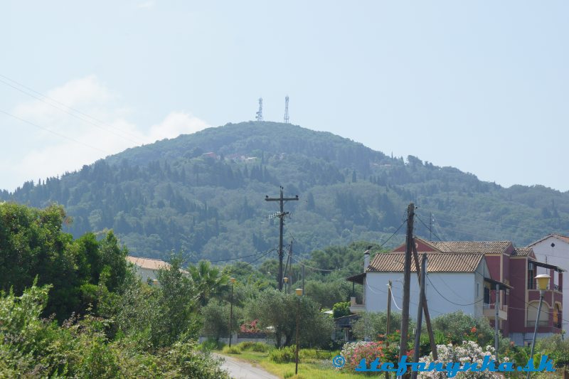 Mesongi - Kopec nad Chlomosom. Pod stĺpmi je dedina Agios Dimitrios