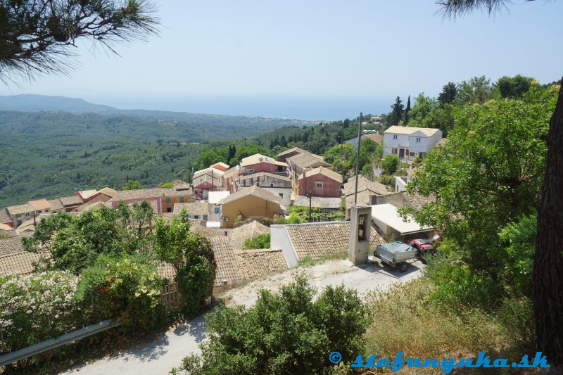 Chlomos. Na pobreží je Agios Georgios south