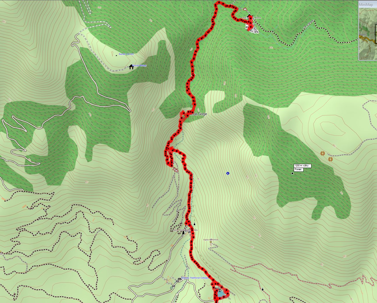 Rouvas gorge (Zaros, Crete, 2024). Na mape je dolu jazero Zaros, približne v strede (v tom eSíčku) je spomínaný previs a hore Agios Ioanis Rouva