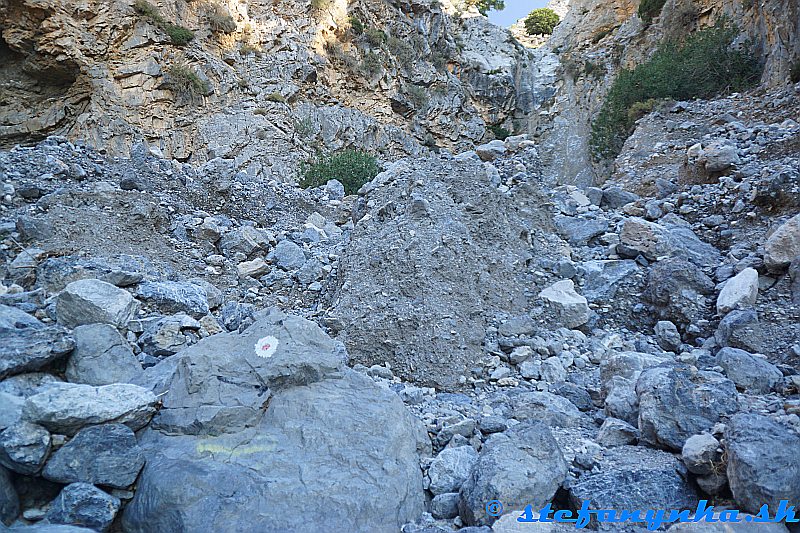 Rouvas gorge. Cesta bola vyznačená červenými bodkami, prípadne upresnená šípkami. Najmä v koryte boli šípky príjemné Rouvas gorge. Cesta bola vyznačená červenými bodkami, prípadne upresnená šípkami. Najmä v koryte boli šípky príjemné