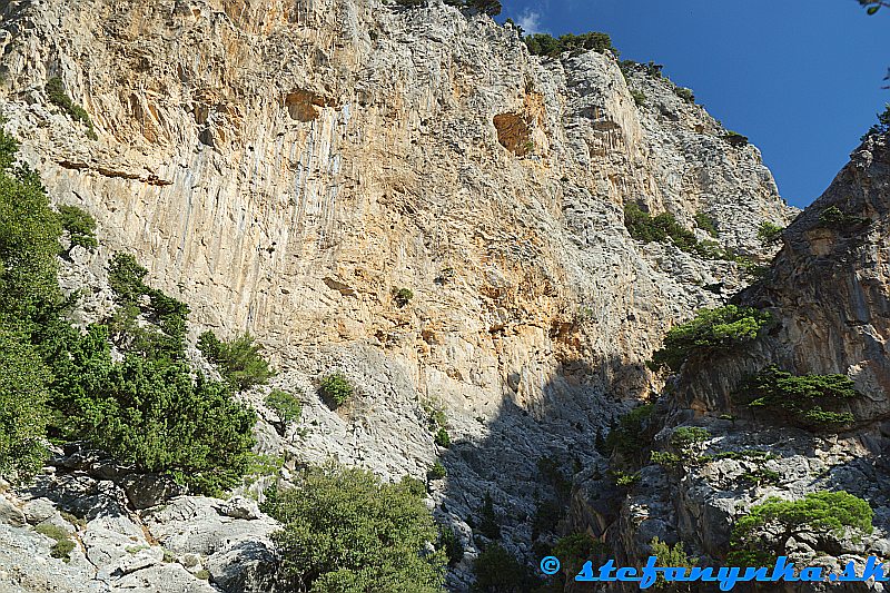 Rouvas gorge. Za previsom sa chodník začal dostávať do užších miest Rouvas gorge. Za previsom sa chodník začal dostávať do užších miest