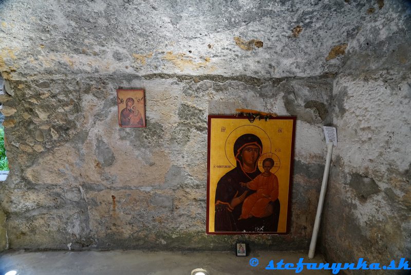 Krypta pod starým kostolom faneromeni v Larnake Krypta pod starým kostolom faneromeni v Larnake