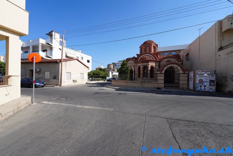 Larnaka. Ayiou Therapontos Church a Panagia Chrysogalaktousa v pozadí Larnaka. Ayiou Therapontos Church a Panagia Chrysogalaktousa v pozadí