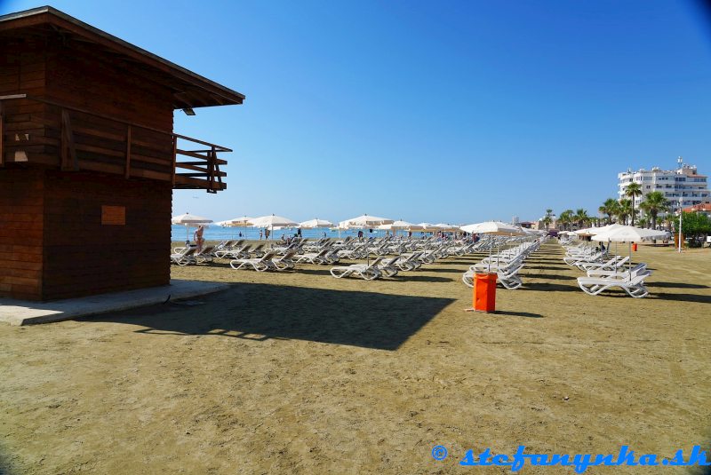 Larnaka - pláž Finikoudes Larnaka - pláž Finikoudes