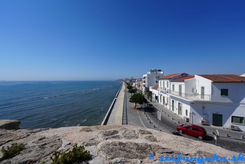 Larnaka. Promenáda Piale Pasa z pevnosti (smer na pláž MacKenzie a letisko) Larnaka. Promenáda Piale Pasa z pevnosti (smer na pláž MacKenzie a letisko)