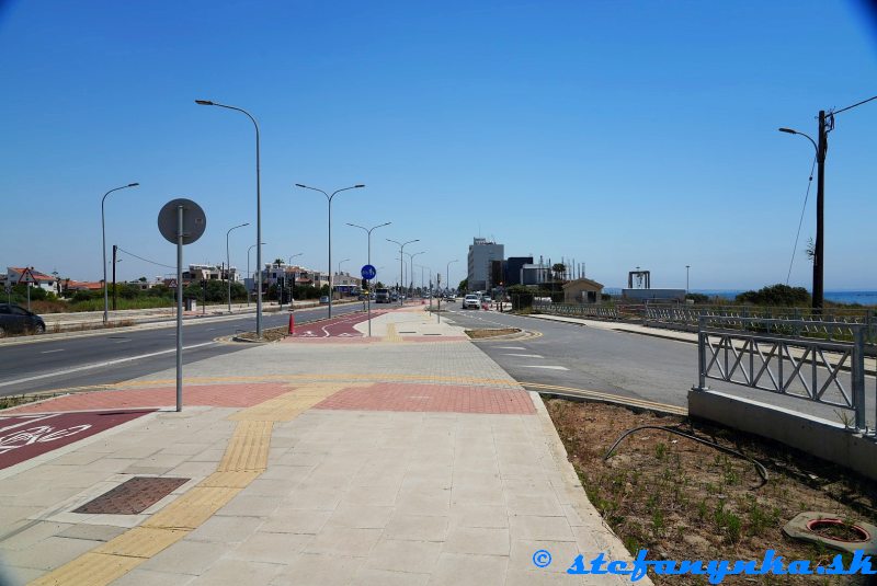 Larnaka - osada Voroklini. Tie chodníky spolu s cyklocestičkami boli miestami širšie ako dvojpruhová výpadovka Larnaka - osada Voroklini. Tie chodníky spolu s cyklocestičkami boli miestami širšie ako dvojpruhová výpadovka