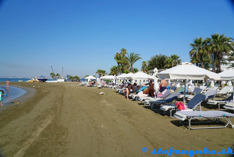 Pláž pred hotelom Sandy Beach, Larnaca 2026 Pláž pred hotelom Sandy Beach, Larnaca 2026