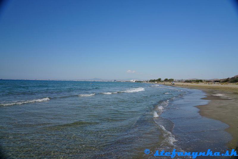 Pyla. Pohľad z CTO Beach na biele uskupenie hotelov (kde je aj Sandy Beach) a mesto Larnaca doľava od nich Pyla. Pohľad z CTO Beach na biele uskupenie hotelov (kde je aj Sandy Beach) a mesto Larnaca doľava od nich