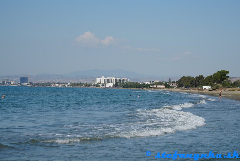 Pyla. Hotel Sandy Beach (v prostriedku tých troch bielych hotelov) v Larnake Pyla. Hotel Sandy Beach (v prostriedku tých troch bielych hotelov) v Larnake