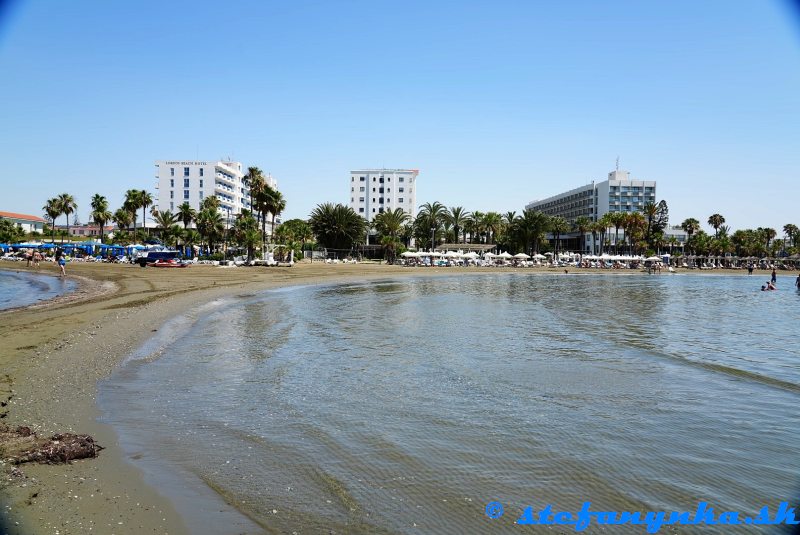 Pyla. Prostredný hotel je Sandy Beach Pyla. Prostredný hotel je Sandy Beach