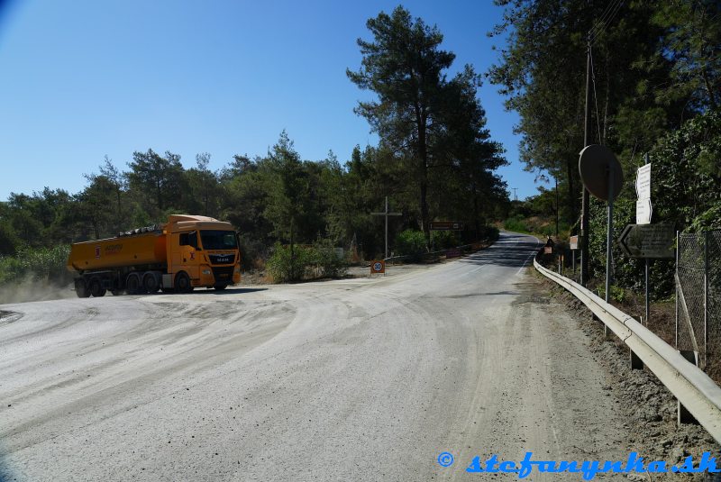 Kornos. Odbočka do kameňolomu Kornos. Odbočka do kameňolomu