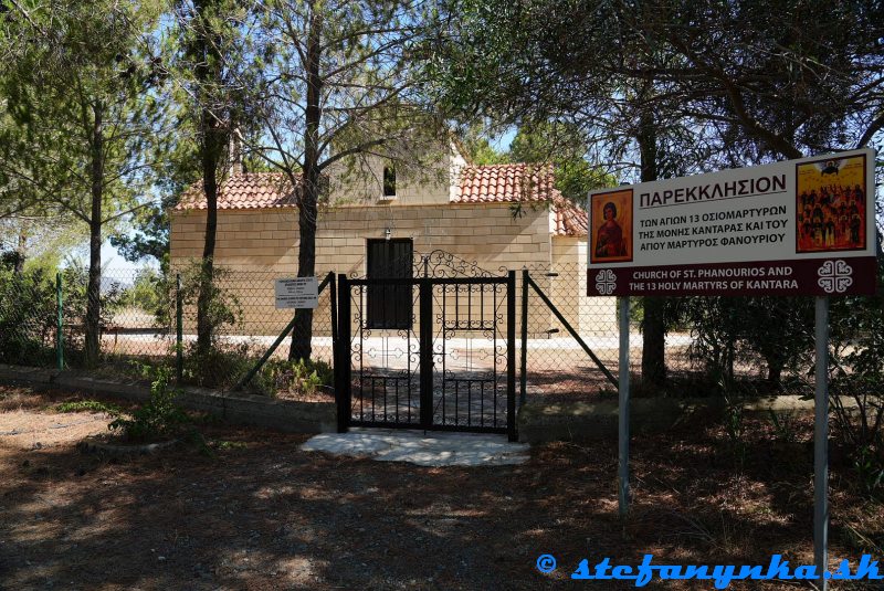 Agia Varvara. Kostol sv. Phanourios a 13 svätých mučeníkov z Kantary Agia Varvara. Kostol sv. Phanourios a 13 svätých mučeníkov z Kantary