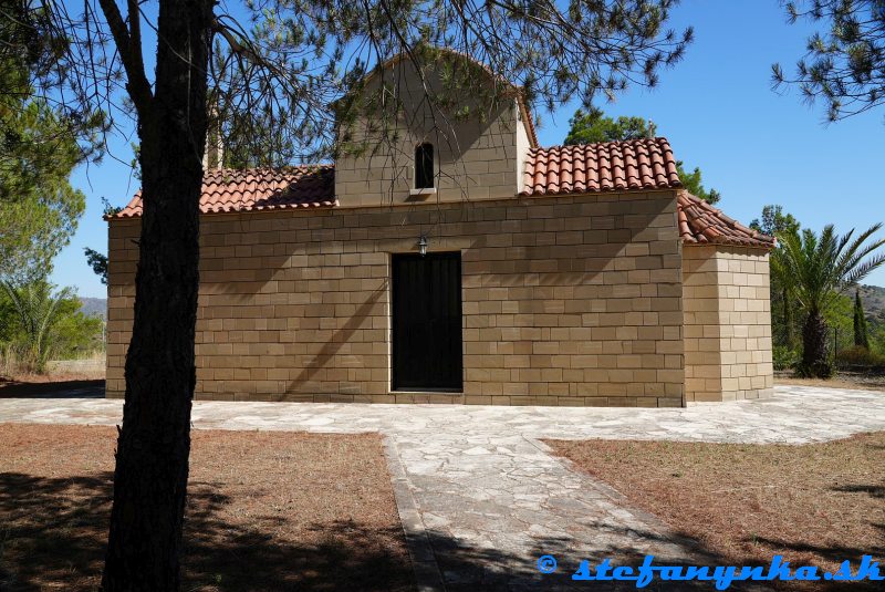 Agia Varvara. Kostol sv. Phanourios a 13 svätých mučeníkov z Kantary Agia Varvara. Kostol sv. Phanourios a 13 svätých mučeníkov z Kantary