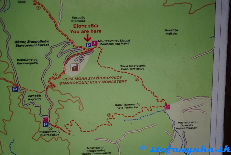 >Stavrovouni. Tou červenou prerušovanou zhora zľava som došiel z Kornosu, pokračovať budem doprava dolu k tomu