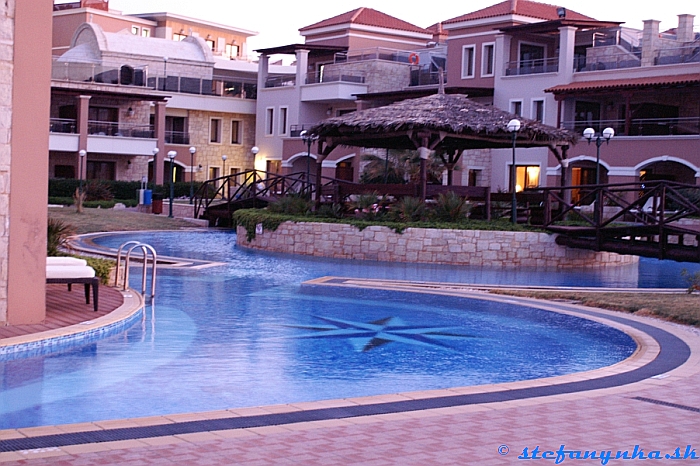 Analipsi. Hotel Atlantica - systém bazénov takmer okolo celého areálu