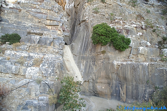 Ha canyon, Kréta - výpust. V čase dažďov tu musí byť iný vodopád