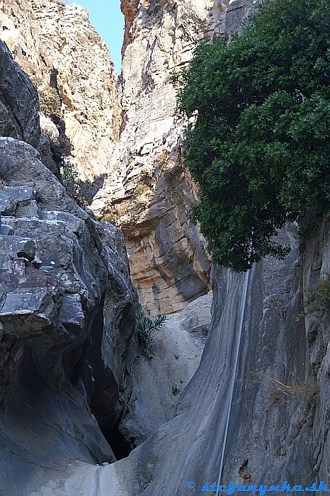 Ha canyon, Kréta - pohľad do úzkeho ústia. Za hranou výpustu sa nachádzalo prvé jazierko. Pri pohľade popod kamenné bloky bolo vidno poriadne čiernu vodu. Ktovie odkedy. Možno aj preto sa tu chodí hlavne na canyoning a v neoprénoch