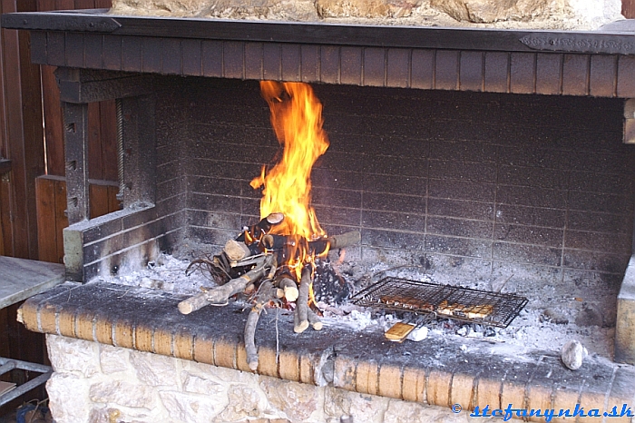 Taverna v Kato Zakros. Domorodcom bola trochu zima, tak si prikurovali. Malo to aj tú výhodu, že nám zároveň urobili aj niečo pod zub. Jedlo jedlé, k tomu ako pozornosť podniku 2,5 dl raki za 1 euro (manželka bola rada, že šoférujem)