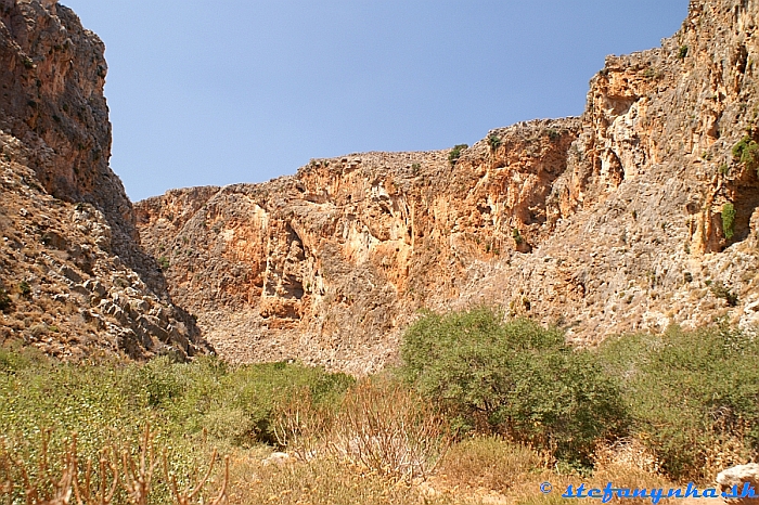 Prvá časť Deads gorge. Chodník kľučkoval prevažne medzi kríkmi