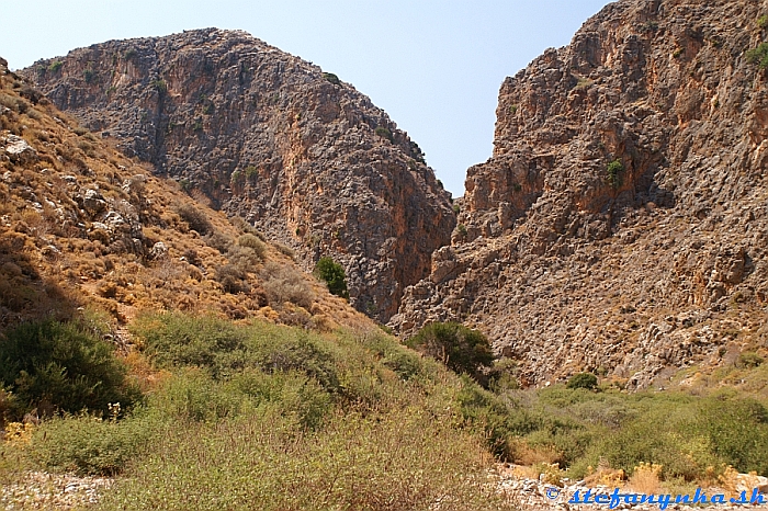 Deads gorge približne v prostrednej časti. Chodník pokračoval vpravo, zľava sa tiež hadil nejaký chodníček. Podľa mapy od starej cesty