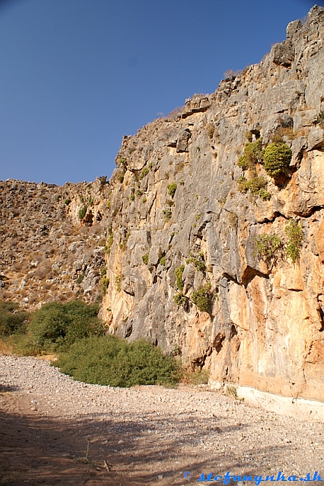 Lezecký terén pri ústí Deads gorge. Pár vynitovaných ciest v obtiažnosti 5-6, parkovisko do 30 metrov, najbližšia taverna do 200 metrov, more približne 600 metrov. Skala orientovaná na juh, výška zhruba 10 metrov