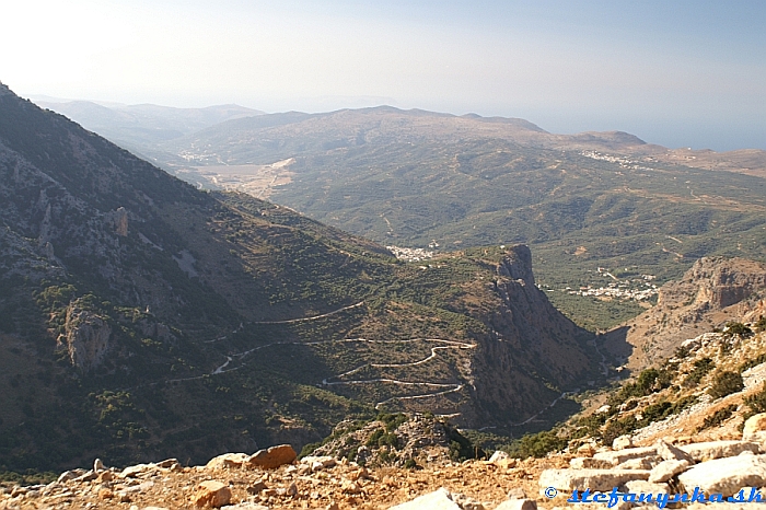 Roklina neďaleko cesty na Lasithi (my sme išli z Malie)