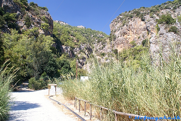 Sarakina Gorge, vstup. Pohľad od parkoviska na roklinu Sarakina gorge