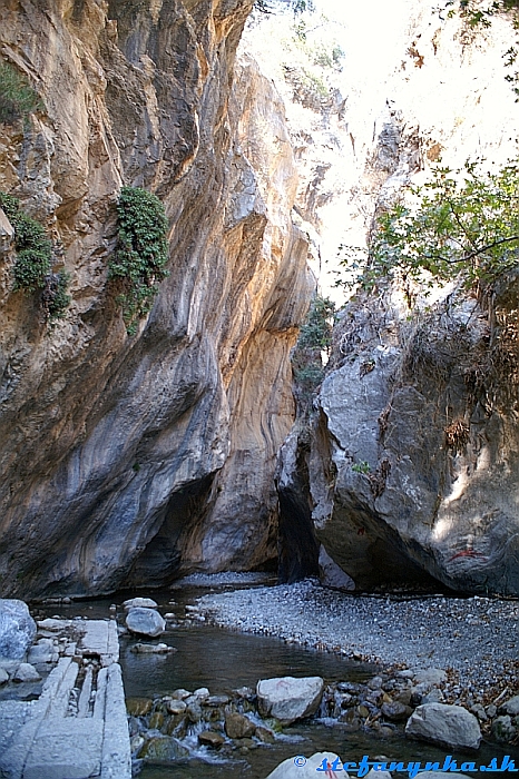 Sarakina Gorge, Kréta. Prívodný kanál pri vyústení z rokliny Sarakina. Miestami bolo potrebné dostať sa na opačnú stranu potoka, než na ktorej sa práve nachádzate. Dalo sa to po kameňoch na malých hrádzach, prípadne priamo po vode. Brodenie bolo osviežujúcejšie