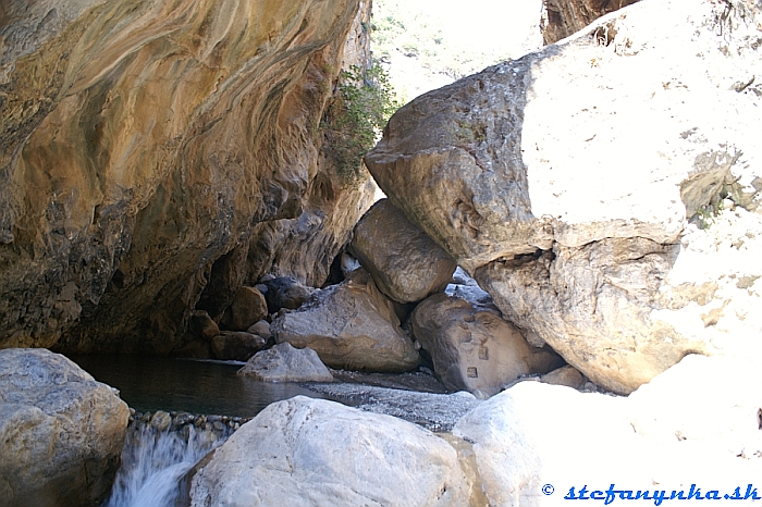 V Sarakina gorge sa sem-tam vyskytovali aj krátke miesta na obliezanie (potoka, skál...)