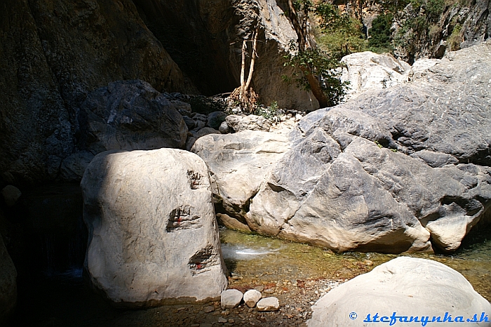 Pokračovanie feraty v Sarakina gorge. Tri schody na skalu, potom hop na ďalšiu a tak ďalej