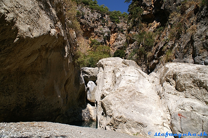 Veľké závaly v Sarakina gorge sa väčšinou obliezali vpravo. Občas sa vyskytovali aj červené značky