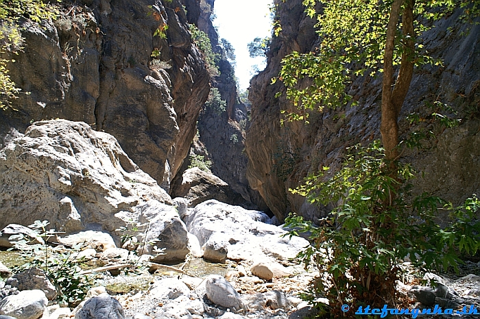 Pohľad na zával v Sarakina gorge zhora. Pri ceste smerom dole sa niekedy značky, chyty a stupy ťažko hľadali