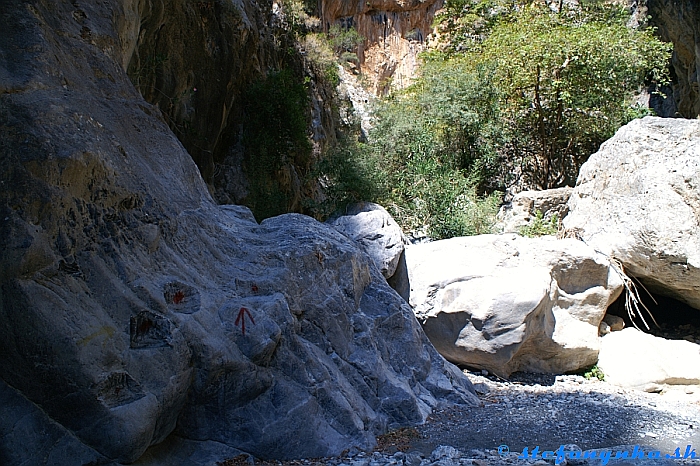 Cesta v Sarakina gorge občas viedla tade, kde to pustiloa