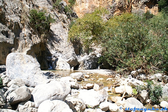 Ďalší zával v Sarakina gorge, Kréta. Vpravo od stredu vidieť kamenného mužíčka. Tadiaľto vedie správna cesta