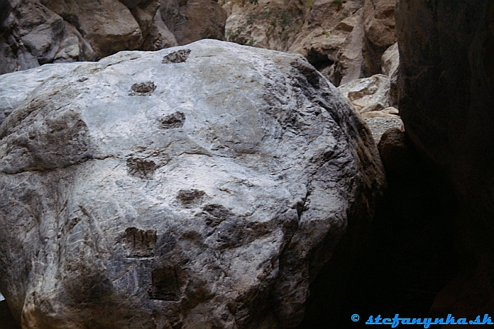 Boulder v Sarakina gorge, Kréta zblížšia, alebo hold karbobrúske. Každopádne však vďaka