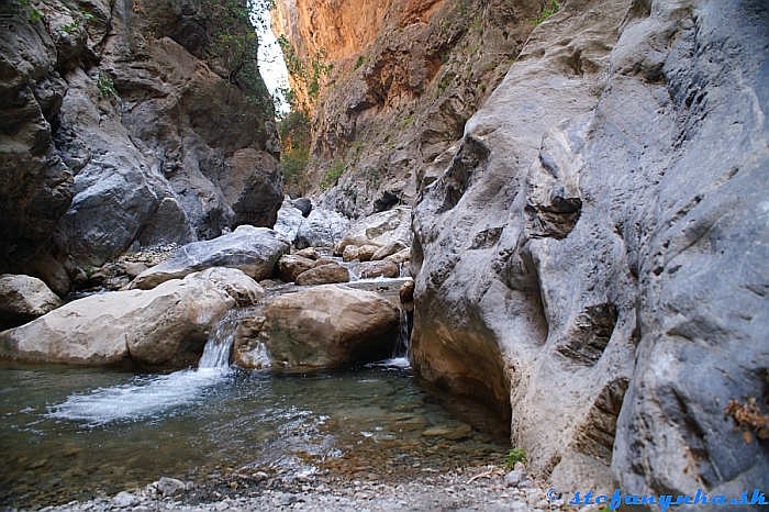 Sarakina gorge, Kréta. Niektoré stupy boli super