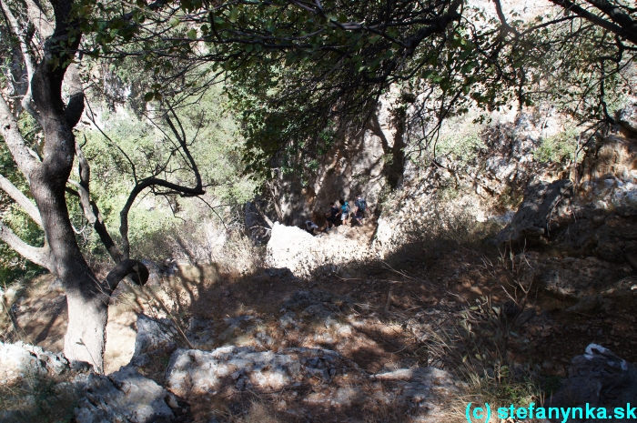 Agios Antonios gorge, Kréta, Stefanynka, Chodník do koryta k mostíkom