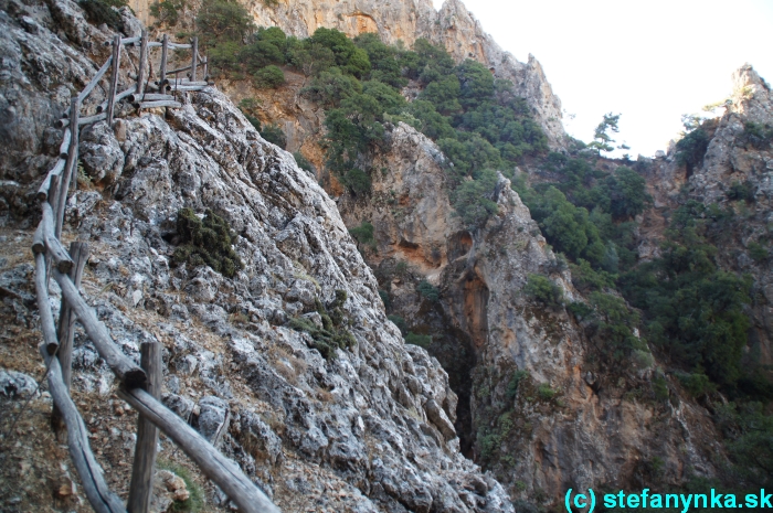 Platania gorge, Kréta, Stefanynka - Platanias gorge - úseky na hrane rokliny boli celkom dobre zabezpečené.