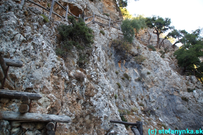 Platania gorge, Kréta, Stefanynka - Platanias gorge - toho zábradlia bolo dosť aj na tých, čo im vstup na túto feratu neodporúčajú