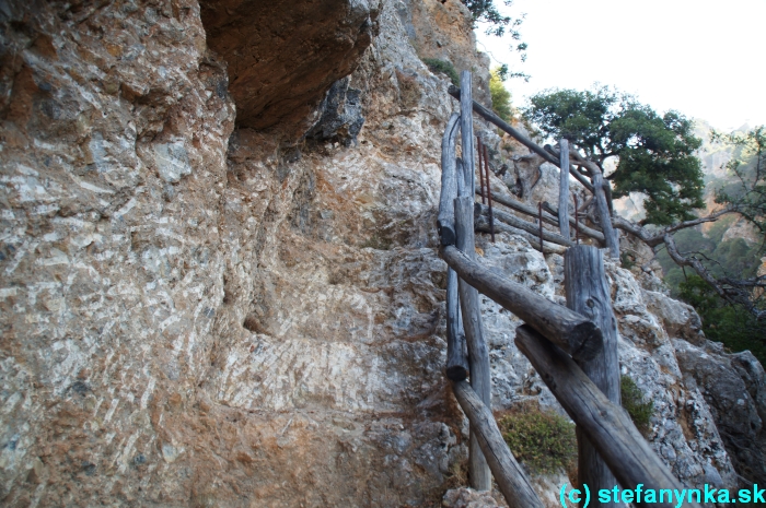 Platania gorge, Kréta, Stefanynka - Platanias gorge - Ak skala nepustila podobrotky - použila sa karbobrúska, prípadne dláto