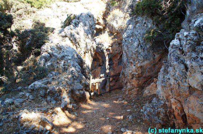 Platania gorge, Kréta, Stefanynka - jaskyňa. Tu končili obtiaže i zábradlia