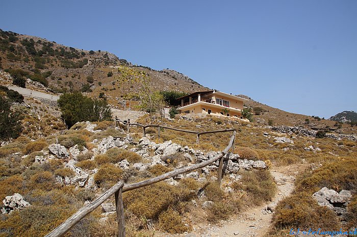 Roklina Imbros - pohľad od vstupu k parkovisku s tavernou