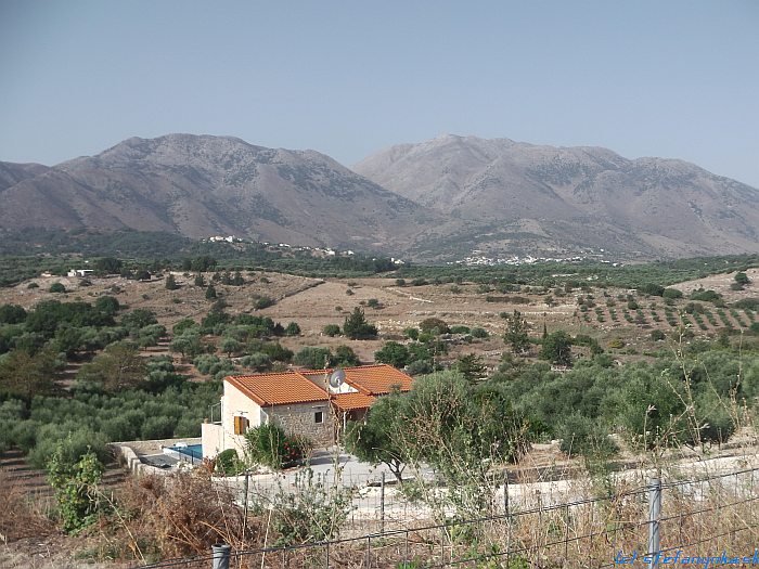 Argiroupole. Medzi Kavrosom a Episkopi. Pohľad smerom na jazero Kournas.